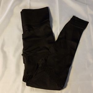 High-Waisted Black Leggings with Detail